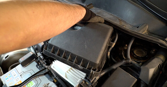 Kako dolgo traja menjava: Zracni filter na Toyota Camry XV40 2014 - informativni PDF priročnik