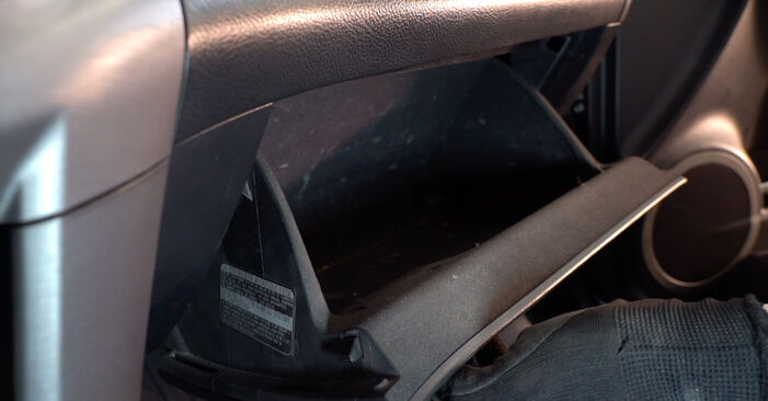 Hogyan Toyota Auris Kombi 2013 Utastér levegő szűrő cseréje - ingyenes PDF és videó-útmutatók