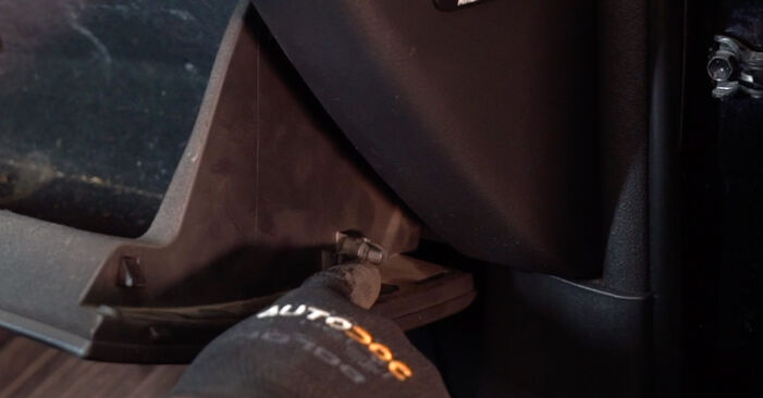 Jak wymienić Filtr powietrza kabinowy TOYOTA Auris Hatchback (E18) 1.4 D-4D (NDE180_) 2013 - instrukcje krok po kroku i filmiki instruktażowe