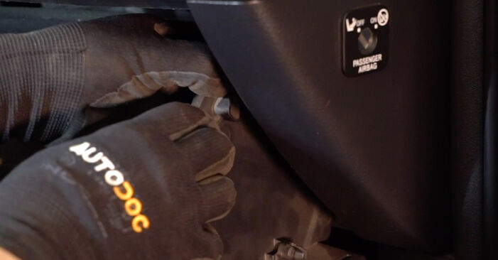 Toyota Auris e18 1.4 D-4D (NDE180_) 2014 Innenraumfilter wechseln: Kostenfreie Reparaturwegleitungen