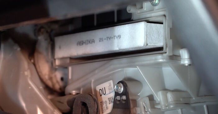 Samodzielna wymiana Filtr powietrza kabinowy w TOYOTA Auris Hatchback (E18) 1.6 (ZRE181_, ZRE185_) 2015