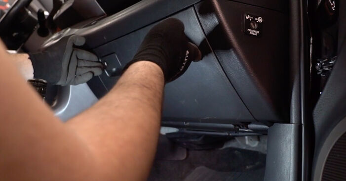 Wieviel Zeit nimmt der Austausch in Anspruch: Innenraumfilter beim Toyota Auris e18 2013 - Ausführliche PDF-Anleitung