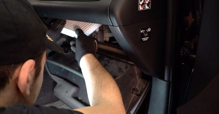 Jak wymienić Filtr powietrza kabinowy w TOYOTA Prius III Hatchback (XW30) 1.8 Hybrid (ZVW3_) 2014: pobierz instrukcje PDF i instrukcje wideo