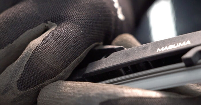 Toyota Yaris NCP 15 1.3 (NSP150_) 2015 Ruitenwissers remplaceren: kosteloze garagehandleidingen