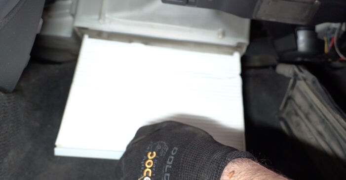 Kui keeruline on seda iseseisvalt teha: vahetada välja VOLVO XC70 Salongifilter - laadige alla illustreeritud juhend