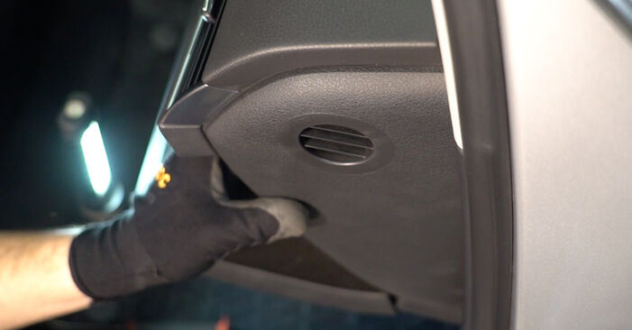 Tee se itse -vaihto: AUDI R8 Spyder (427, 429) 5.2 FSI 2012 -auton Raitisilmasuodatin - online-opas
