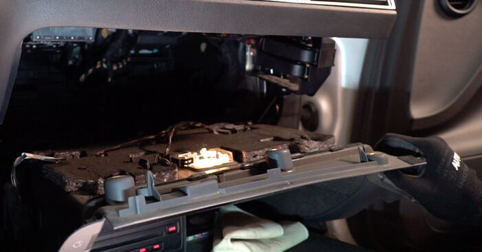 Wie man Innenraumfilter am AUDI R8 Spyder (427, 429) 2015 wechselt – Laden Sie sich PDF-Wegleitungen und Videoanweisungen herunter