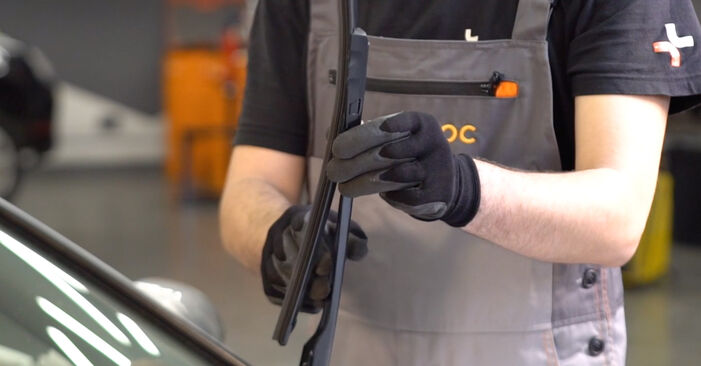 Sustitución de Escobillas de Limpiaparabrisas en un Audi A4 8h 2.5 TDI 2004: manuales de taller gratuitos