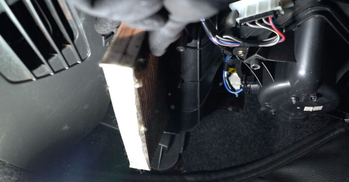 Samodzielna wymiana Filtr powietrza kabinowy w FIAT Idea (350) 1.9 JTD 2006