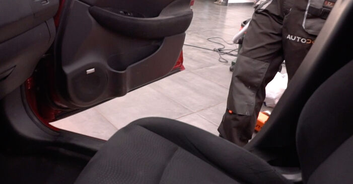 Wie Innenraumfilter beim Nissan Cube Z12 2007 gewechselt werden - Unentgeltliche PDF- und Videoanweisungen