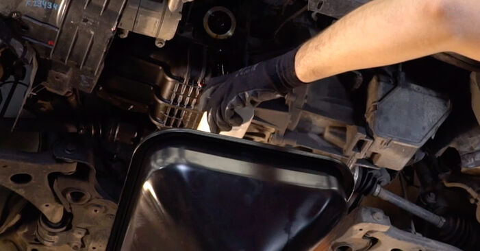 Wieviel Zeit nimmt der Austausch in Anspruch: Ölfilter beim Ford Fiesta Mk6 Kastenwagen 2017 - Ausführliche PDF-Anleitung