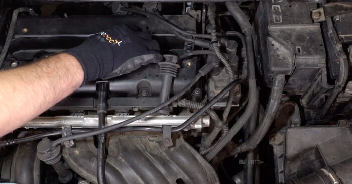 Jak wymienić Świeca zapłonowa w FORD Mondeo Mk4 Sedan (BA7) 2.5 2012: pobierz instrukcje PDF i instrukcje wideo
