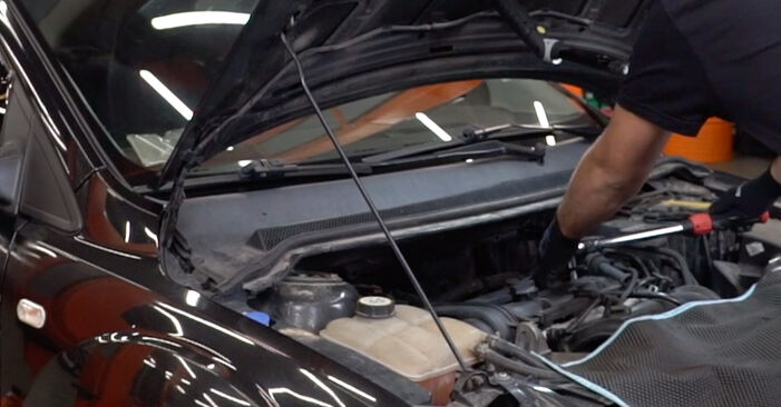Ford Mondeo MK4 BA7 1.6 Ti 2013 Zündkerzen wechseln: wie schwer ist es, selbst zu reparieren - Downloaden Sie sich illustrierte Anleitungen
