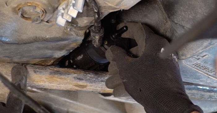 Wie schmierig ist es, selber zu reparieren: Kraftstofffilter beim Peugeot RCZ Coupe 1.6 THP 270 2010 wechseln – Downloaden Sie sich Bildanleitungen