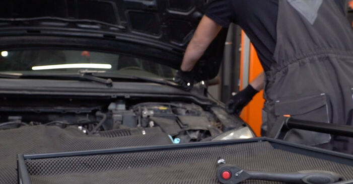 Ako vymeniť Horné Uloženie Tlmiča na Ford Focus 3 Kombi 2012 – bezplatné PDF a video návody.