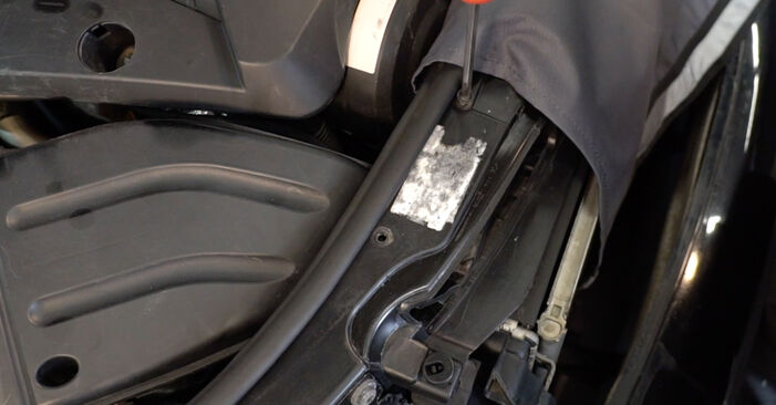 Audi A4 8h 2.5 TDI 2004 Luftfilter wechseln: Kostenfreie Reparaturwegleitungen