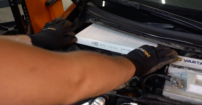 Jak zdjąć i wymienić Filtr klimatyzacji Audi A4 8h 2.0 TDI 2006 - łatwe w użyciu instrukcje online