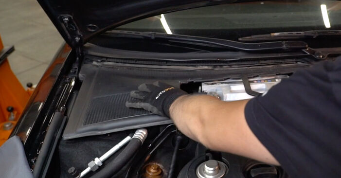 Wie schmierig ist es, selber zu reparieren: Innenraumfilter beim Audi A6 C5 2.4 2003 wechseln – Downloaden Sie sich Bildanleitungen