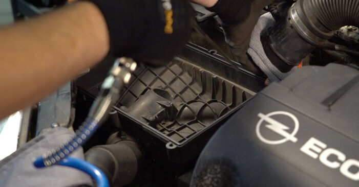 Wie schmierig ist es, selber zu reparieren: Luftfilter beim Opel Tigra Twintop 1.4 (R97) 2010 wechseln – Downloaden Sie sich Bildanleitungen