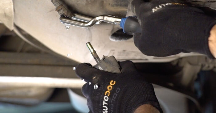 Wie schmierig ist es, selber zu reparieren: Kraftstofffilter beim Renault Sandero Stepway 2 1.6 16V 2019 wechseln – Downloaden Sie sich Bildanleitungen