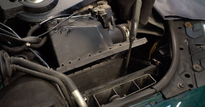 Luftfilter beim VW PASSAT 2.3 V5 2001 selber erneuern - DIY-Manual