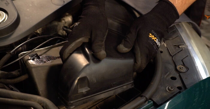 Ersetzen Sie Luftfilter am VW PASSAT (3B3) 1.9 TDI 4motion 2003 selber