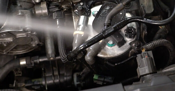 Cum să demontați VOLVO V70 1.6 DRIVe / D2 2011 Filtru combustibil - instrucțiunile online ușoare de urmărit