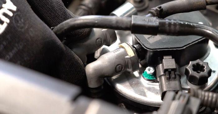 S80 II (124) 4.4 V8 AWD 2006 Kraftstofffilter - Wegleitung zum selbstständigen Teileersatz