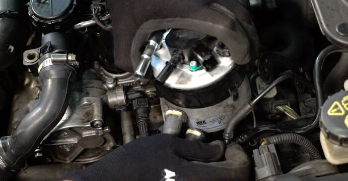 Manualul de schimb Filtru combustibil VOLVO S80 2013 - pas cu pas