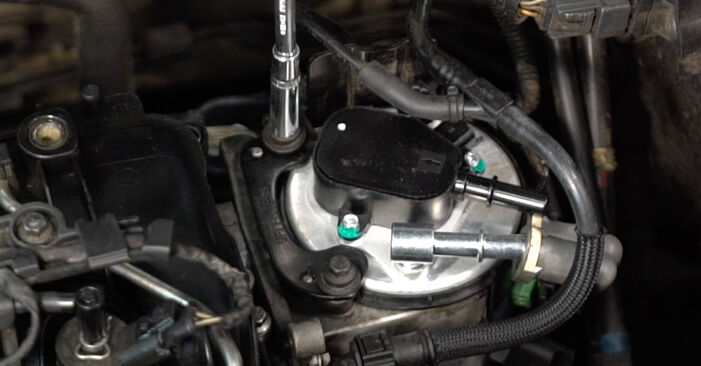 VOLVO C30 2.0 D3 Fuel Filter replacement: online guides and video tutorials