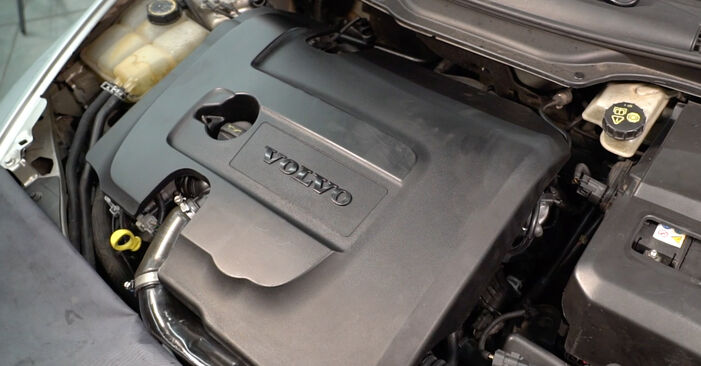 Recomandările pas cu pas pentru înlocuirea de sine stătătoare Volvo C30 533 2011 1.6 Filtru combustibil