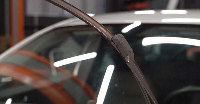 Kā nomainīt VOLVO V40 Hatchback (525, 526) 1.6 D2 2013 Stikla tīrītāja slotiņa - pakāpeniskās rokasgrāmatas un video ceļveži
