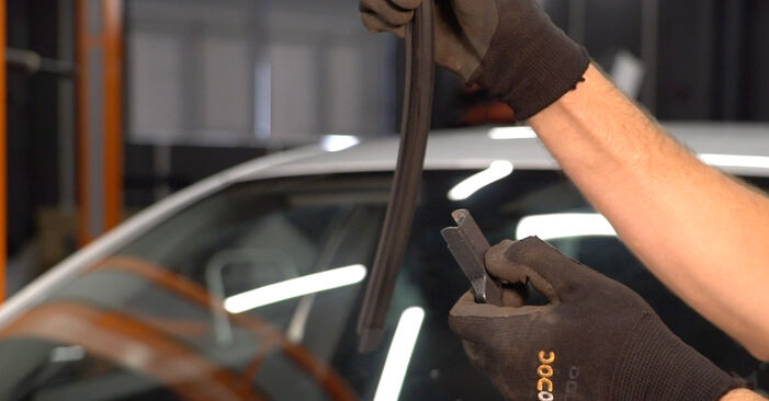 Смяна на VOLVO V40 Hatchback 2.0 D2 2014 Перо на чистачка: безплатни наръчници за ремонт