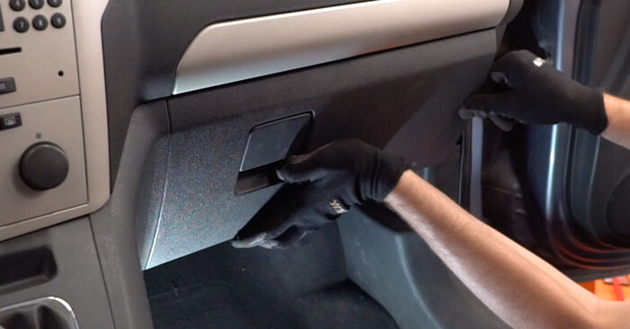 Tauschen Sie Innenraumfilter beim OPEL Astra G Classic Limousine (T98) 1.6 16V (F69) 2007 selbst aus