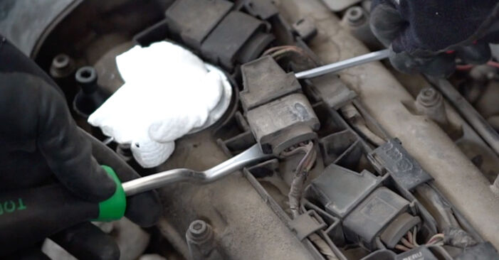 Смяна на VW BEETLE 1.6 TDI Запалителна бобина: онлайн ръководства и видео уроци