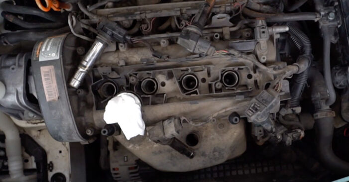 Ersetzen Sie Zündspule am VW Caddy 3 kasten 2014 1.9 TDI selbst
