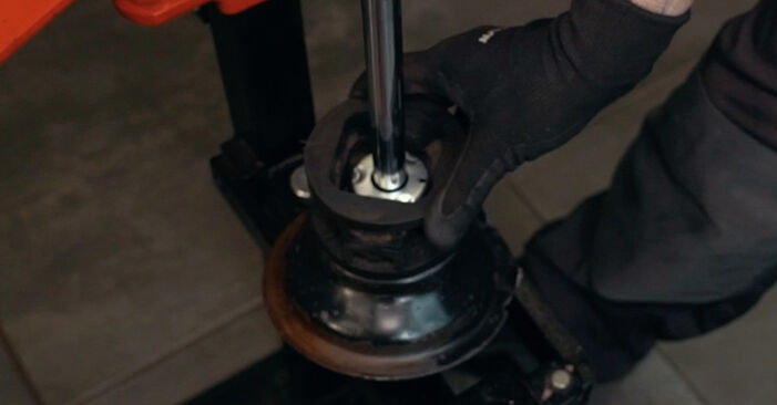 Changing Shock Absorber on RENAULT MEGANE Scenic (JA0/1_) 1.4 i (JA0E) 1999 by yourself