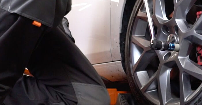 Wie man VW Golf VI Cabrio (517) 1.6 TDI 2012 Bremsbeläge austauscht - Schrittweise Handbücher und Videowegleitungen