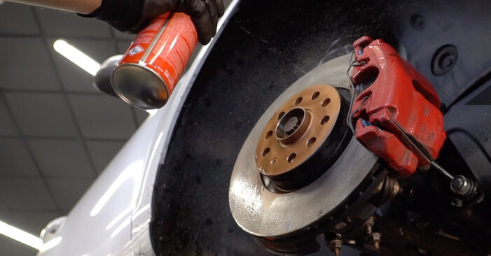 Cómo quitar Pastillas De Freno en un VW JETTA 1.4 TSI Hybrid 2014 - instrucciones online fáciles de seguir