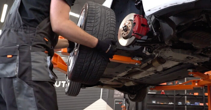 Wie VW JETTA 1.4 TSI Hybrid 2014 Bremsbeläge ausbauen - Einfach zu verstehende Anleitungen online