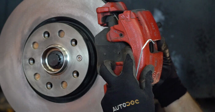 VW GOLF 2.0 TDI Brake Pads replacement: online guides and video tutorials