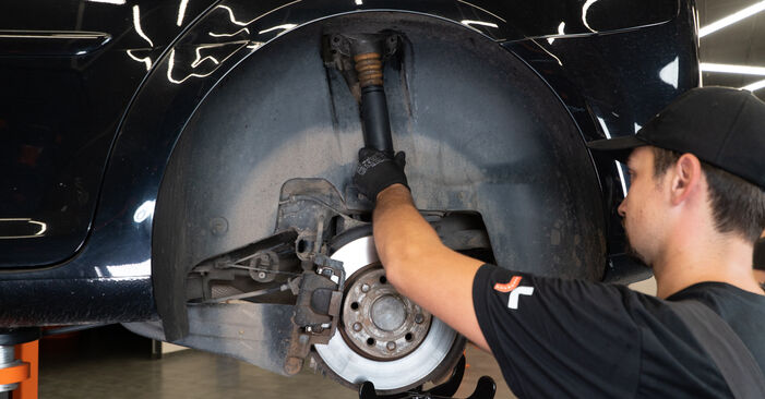 VW Golf 6 Cabrio 2.0 TDI 2013 Stoßdämpfer wechseln: Gratis Reparaturanleitungen