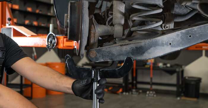 Wie kompliziert ist es, selbst zu reparieren: Stoßdämpfer am VW Golf 6 Cabrio 2.0 R 2011 ersetzen – Laden Sie sich illustrierte Wegleitungen herunter