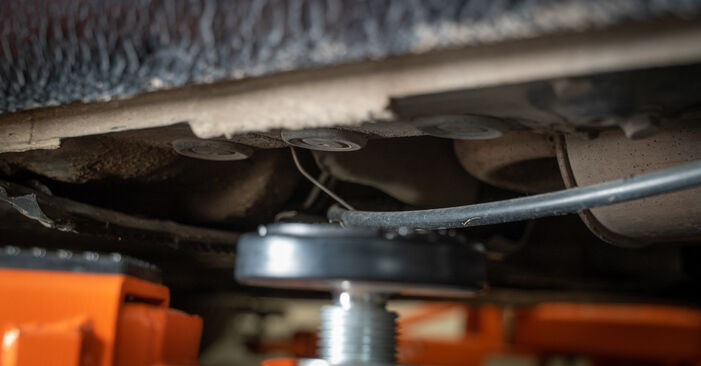 Sustitución de Amortiguadores en un VW Golf 6 Cabrio 2.0 TDI 2013: manuales de taller gratuitos