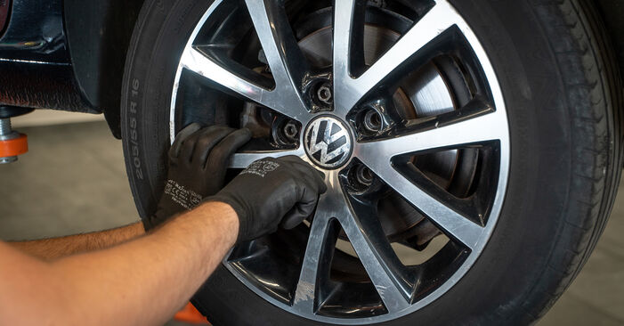 Ersetzen Sie Stoßdämpfer am VW Golf VI Cabrio (517) 1.4 TSI 2014 selber