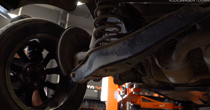 Hoe VW JETTA 1.4 TSI Hybrid 2014 Schokbrekers verwijderen – online eenvoudige instructies