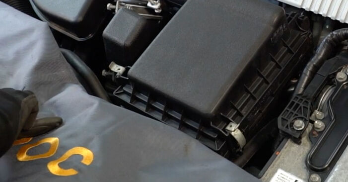 TOYOTA RAV4 2.2 D 4WD (ALA49) Luftfilter austauschen: Handbücher und Video-Anleitungen online