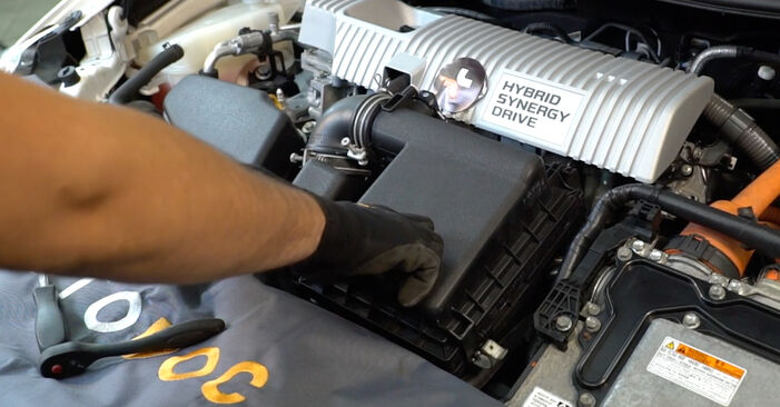 Ile czasu zajmuje wymiana: Filtr powietrza w Toyota Corolla NRE180 1.6 VVTi (ZRE171_) 2014 - pouczająca instrukcja w formacie PDF