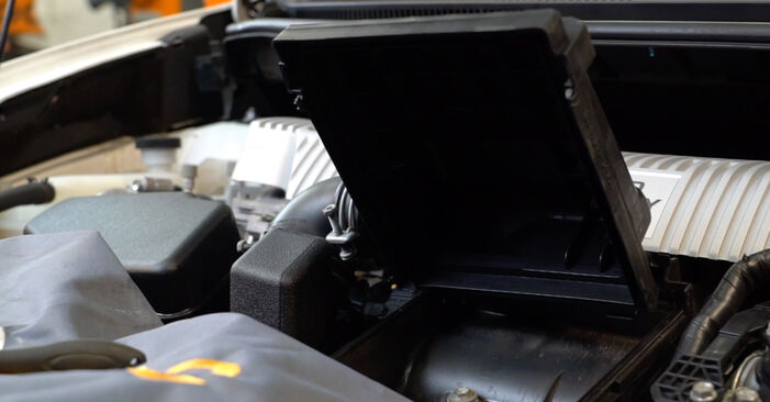 Wie schmierig ist es, selber zu reparieren: Luftfilter beim Toyota Avensis T27 1.6 D4-D (WWT270_) 2014 wechseln – Downloaden Sie sich Bildanleitungen