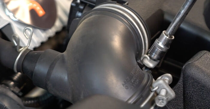 Ako vymeniť Vzduchový filter na Toyota Avensis T27 Kombi 2009 – bezplatné PDF a video návody.